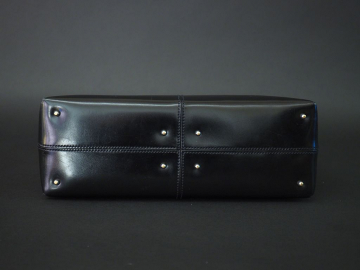 TOD'S Sac porté épaule en cuir vernis noir.  Une anse. Fermeture à zip