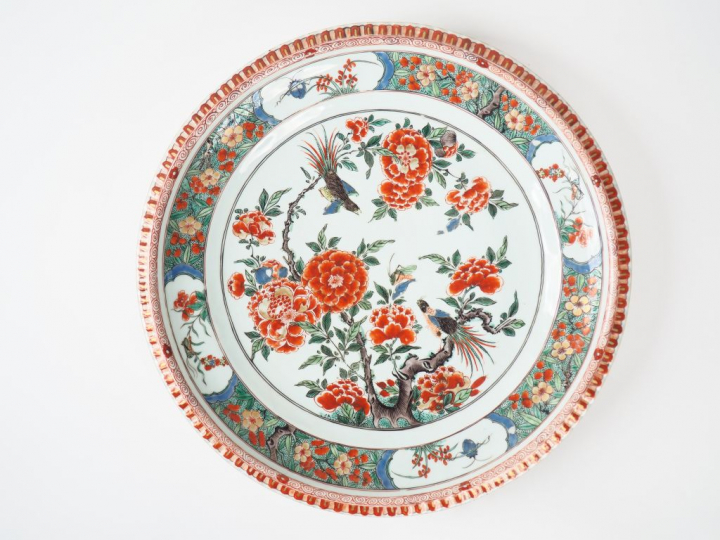 Grand plat en porcelaine et émaux famille verte, décor de faisans perc