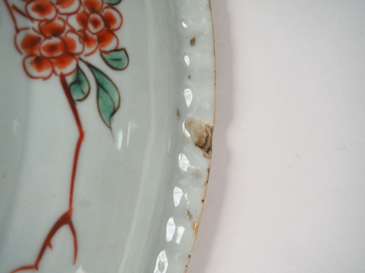 Grand plat en porcelaine et émaux famille verte, décor de faisans perc