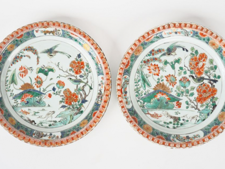 Paire de plats en émaux famille verte, décor d'un couple de faisans au