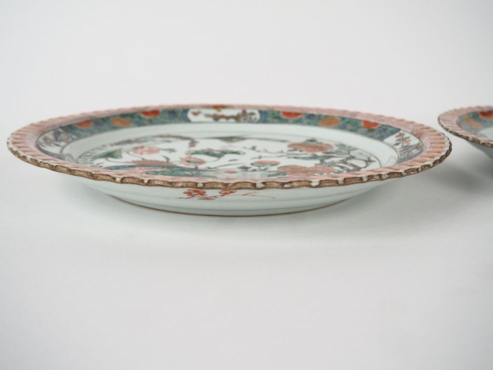 Paire de plats en émaux famille verte, décor d'un couple de faisans au