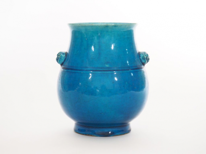 Vase Hu en biscuit émail bleu turquoise, col orné de deux têtes de fél