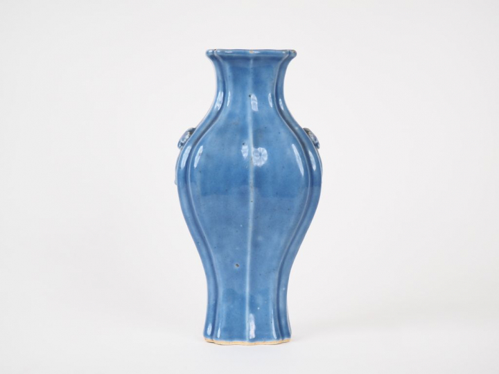 Chine, XVIIIe siècle,  Vase quadrangulaire à panse godronnée en porcel