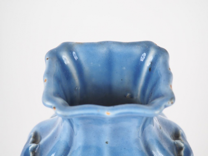 Chine, XVIIIe siècle,  Vase quadrangulaire à panse godronnée en porcel