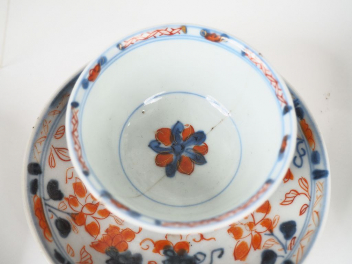 Théière, chocolatière (manque le couvercle), pot à sucre, 3 coupes ave