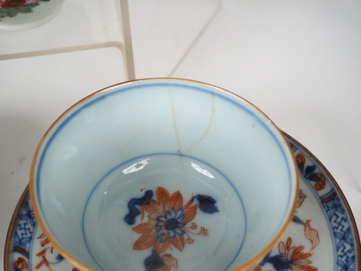 Théière, chocolatière (manque le couvercle), pot à sucre, 3 coupes ave