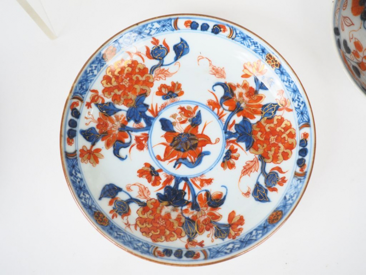 Théière, chocolatière (manque le couvercle), pot à sucre, 3 coupes ave