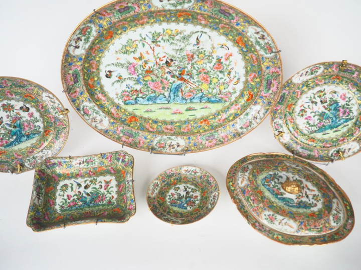 Eléments d'un service en Canton comprenant un grand plat ovale, un pla