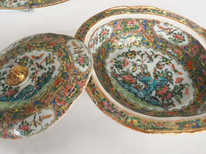 Eléments d'un service en Canton comprenant un grand plat ovale, un pla