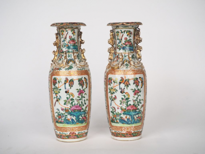 Paire de vases balustres en porcelaine de Canton, décor de faisans, de