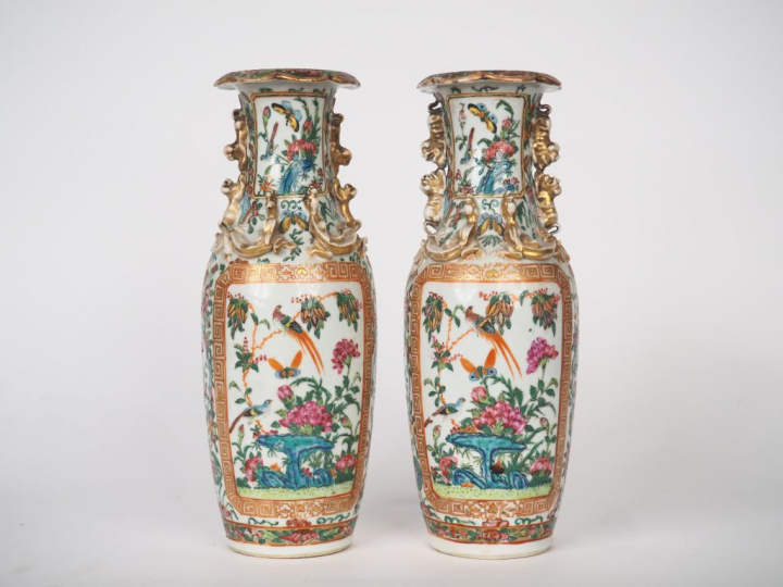 Paire de vases balustres en porcelaine de Canton, décor de faisans, de