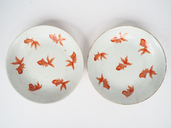 Paire de coupes en porcelaine blanche à décor de vagues ondulantes fin