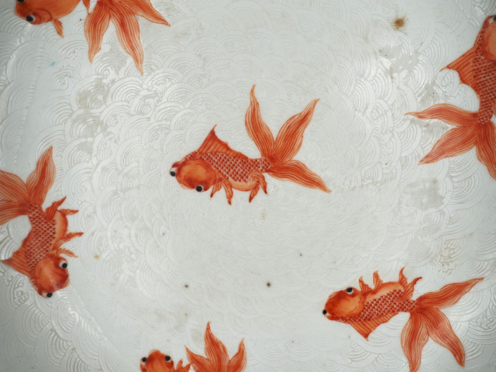 Paire de coupes en porcelaine blanche à décor de vagues ondulantes fin