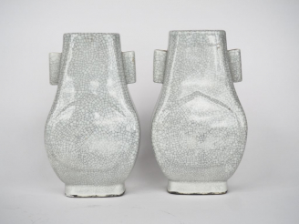 Vente aux enchères Paire de vases Hu à anses tubulaires ajourées, en porcelaine et émail 