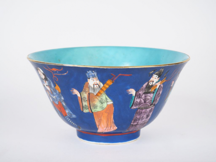 Coupe en porcelaine et émaux de la famille rose reposant sur un fond b