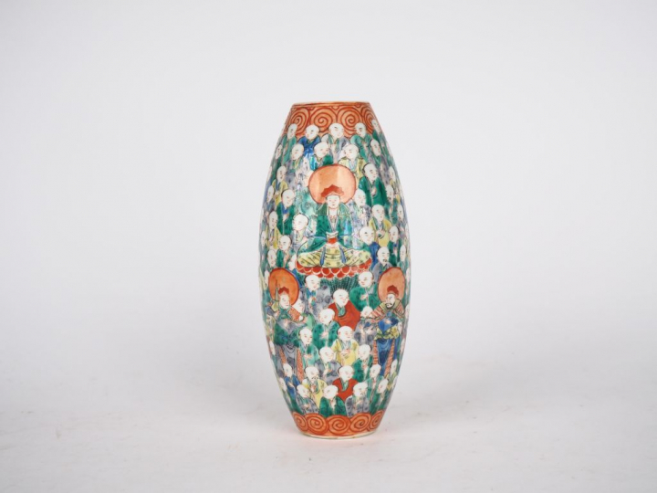 Vase de forme ovoide en porcelaine et émaux famille verte décor de lam
