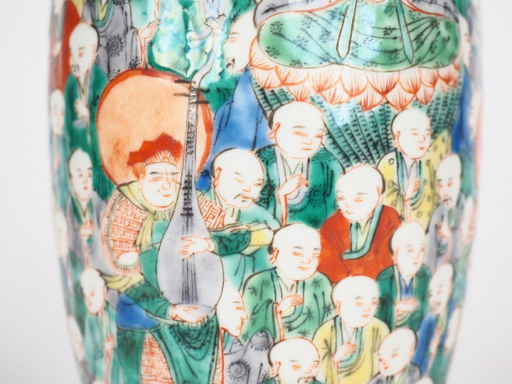 Vase de forme ovoide en porcelaine et émaux famille verte décor de lam