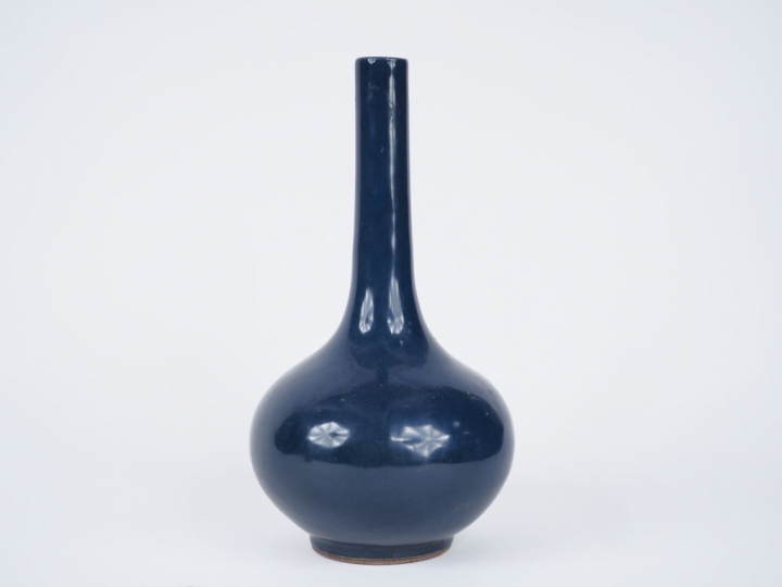 Vase bouteille à long col en porcelaine et émail bleu saphir marque et