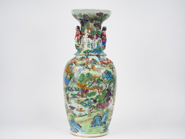 Important vase en porcelaine de Canton en émaux de la famille rose, fi
