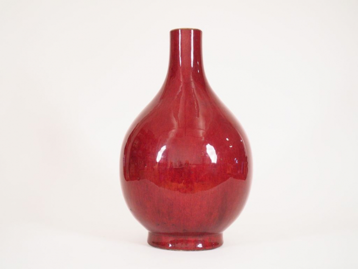 Vase bouteille à long col (rodé) en porcelaine et émail sang de bœuf C