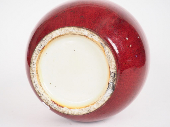 Vase bouteille à long col (rodé) en porcelaine et émail sang de bœuf C