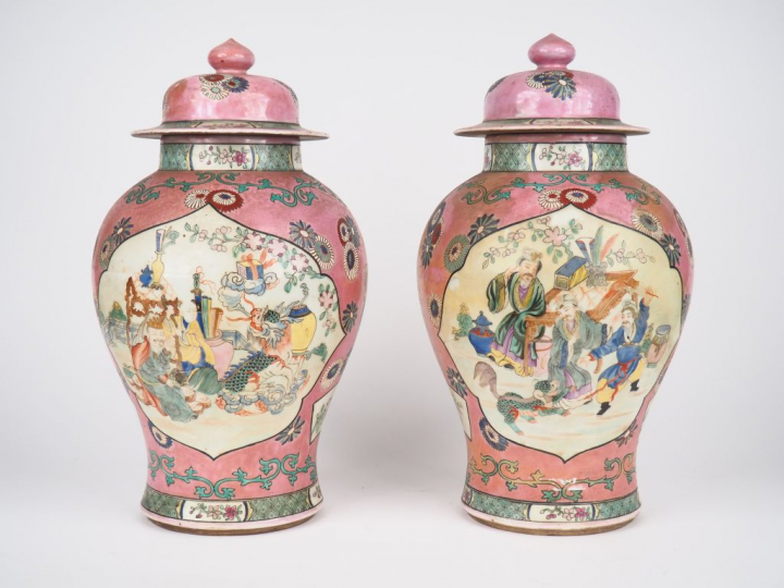 Paire de potiches couvertes en porcelaine et émaux de la famille rose 