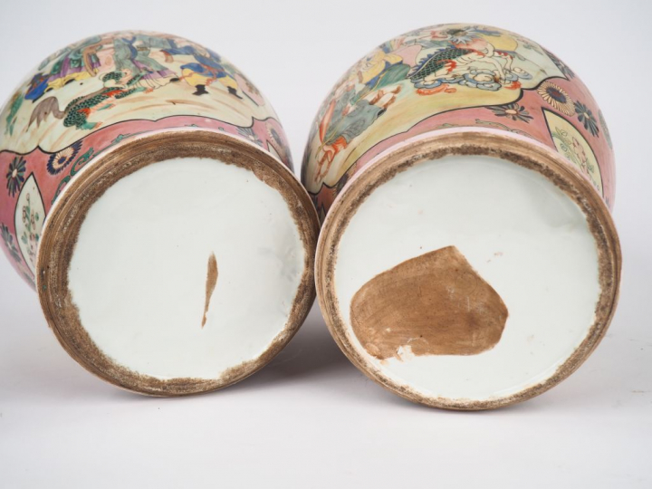 Paire de potiches couvertes en porcelaine et émaux de la famille rose 