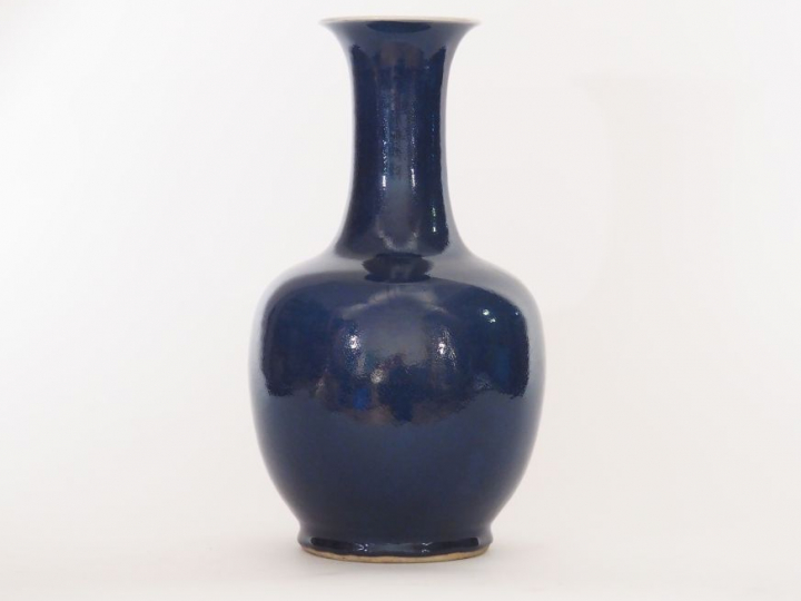 Vase pansu à long col en porcelaine bleu saphir  Chine deuxième moitié