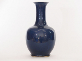 Vente aux enchères Vase pansu à long col en porcelaine bleu saphir  Chine deuxième moitié