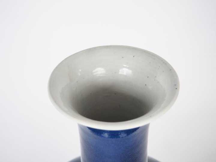 Vase pansu à long col en porcelaine bleu saphir  Chine deuxième moitié