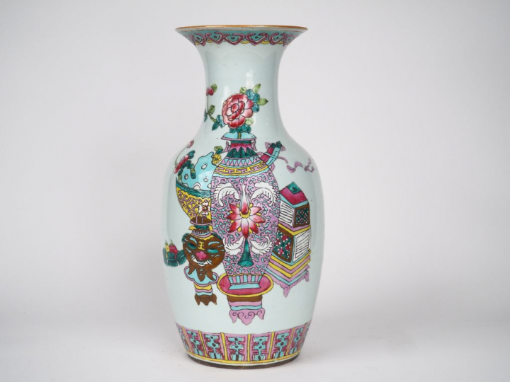 Vase balustre en porcelaine et émaux de la famille à décor d'objets mo