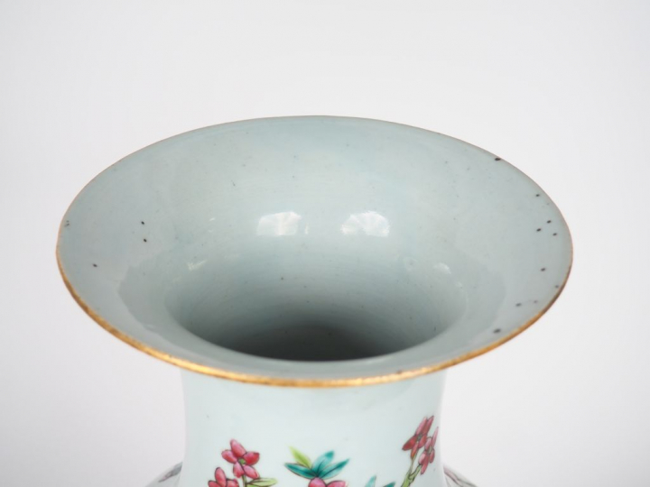 Vase balustre en porcelaine et émaux de la famille à décor d'objets mo