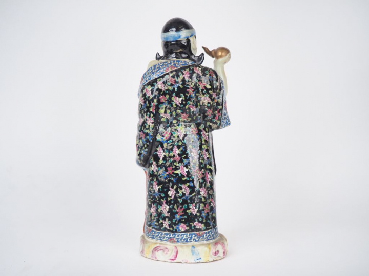 Statuette en porcelaine et émaux famille rose l'une représentant "Baxi