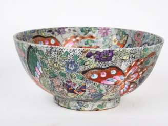 Vente aux enchères Bol à punch ou coupe en porcelaine de Canton décor famille rose à déco