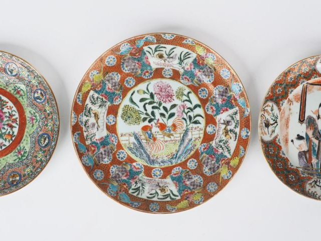 Ensemble de trois belles porcelaines de Canton en émaux style famille 