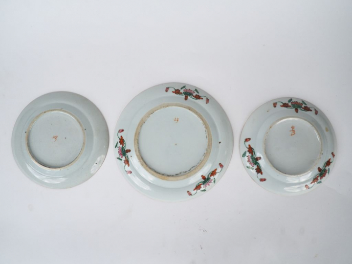 Ensemble de trois belles porcelaines de Canton en émaux style famille 
