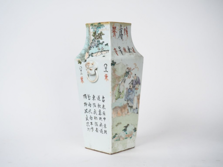 Vase quadrangulaire en porcelaine et émaux style famille rose, à décor