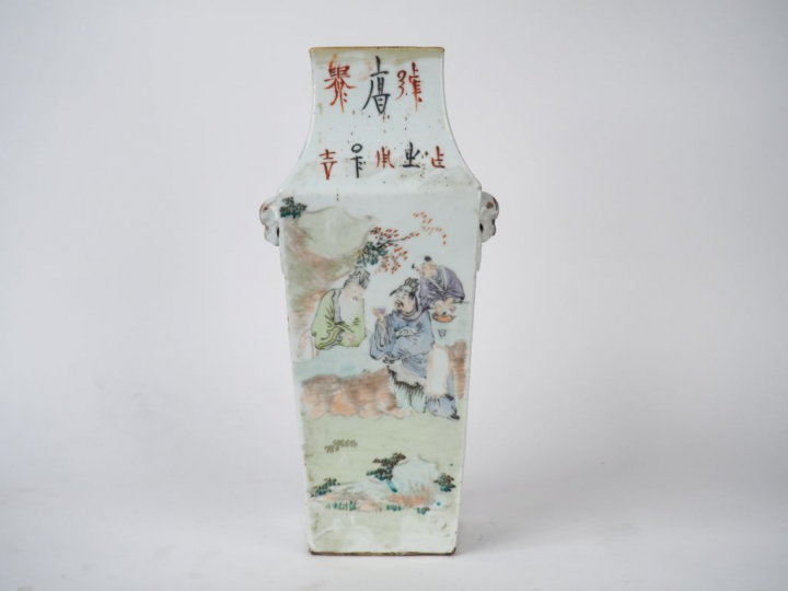 Vase quadrangulaire en porcelaine et émaux style famille rose, à décor