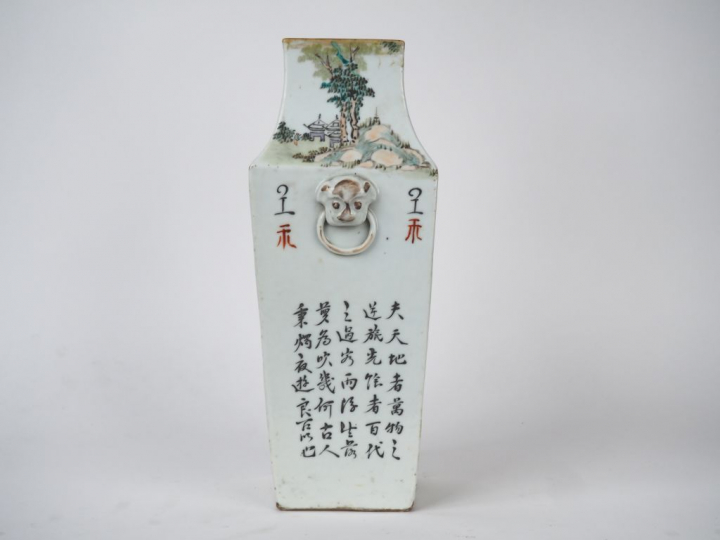 Vase quadrangulaire en porcelaine et émaux style famille rose, à décor