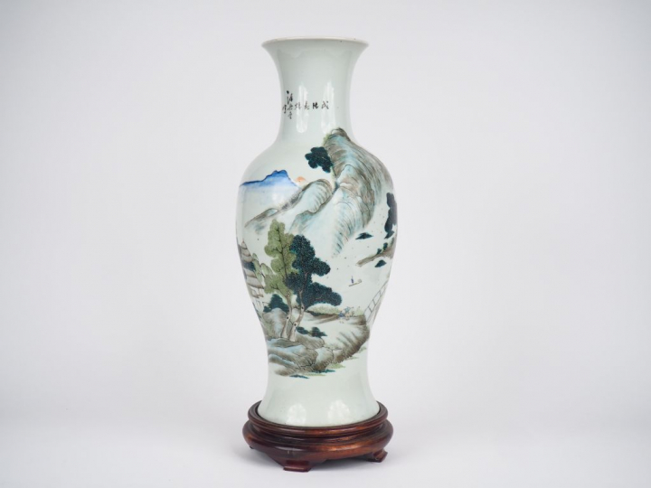 Vase balustre en porcelaine et émaux polychromes, à décor d'un ermitag
