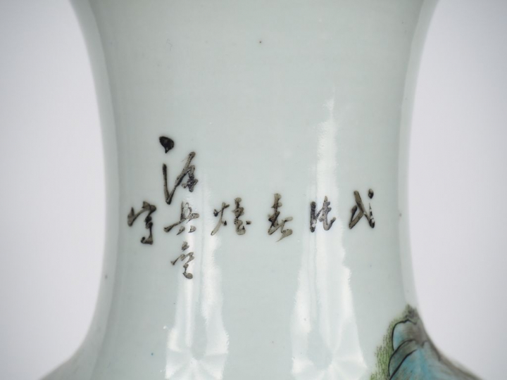 Vase balustre en porcelaine et émaux polychromes, à décor d'un ermitag