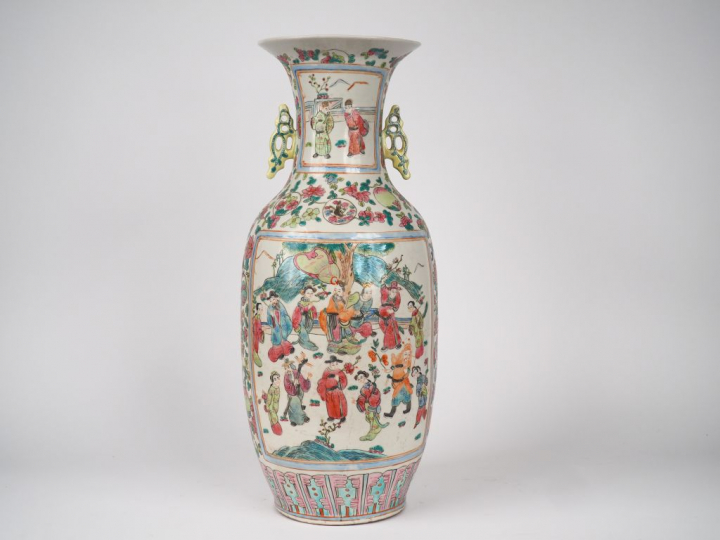 Chine, vers 1900,  Vase balustre en porcelaine et émaux famille rose, 