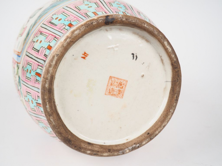 Chine, vers 1900,  Vase balustre en porcelaine et émaux famille rose, 