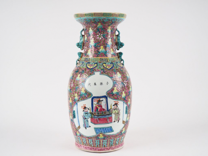 Chine, vers 1920, Petit vase balustre en porcelaine et émaux dans le g