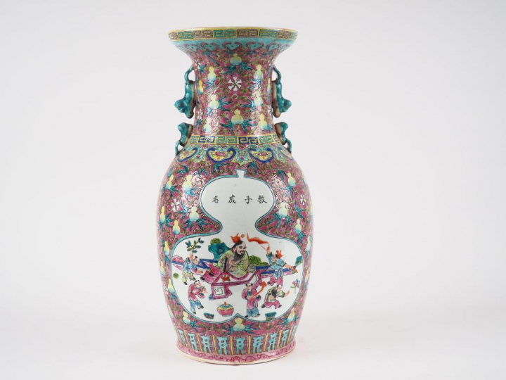 Chine, vers 1920, Petit vase balustre en porcelaine et émaux dans le g