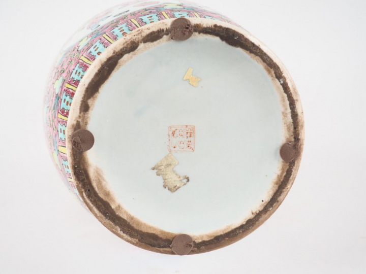 Chine, vers 1920, Petit vase balustre en porcelaine et émaux dans le g