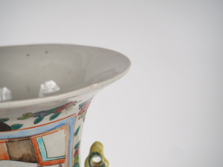 Chine, vers 1920, Petit vase balustre en porcelaine et émaux dans le g