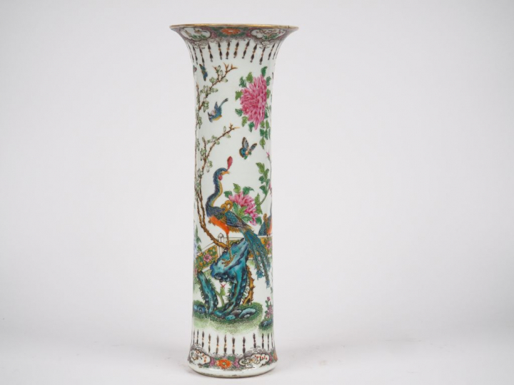 Vase cornet en porcelaine et émaux dans le style de la famille rose, d