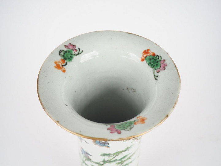 Vase cornet en porcelaine et émaux dans le style de la famille rose, d