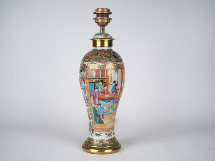 Potiche couverte en porcelaine de Canton dans le style famille rose, d